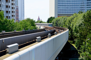 Fototapeta premium Oberirdische U-Bahn-Gleise mit Zuggarnitur
