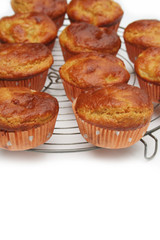 muffin alle pesche  su sfondo bianco