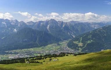 Fototapeta na wymiar Lienz Osttirol - Blick vom Zettersfeld über Lienz und den Dolomiten
