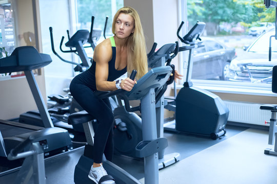 a woman develops a cardio fitness club