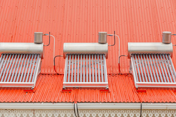  chauffe-eau solaire sur toiture rouge