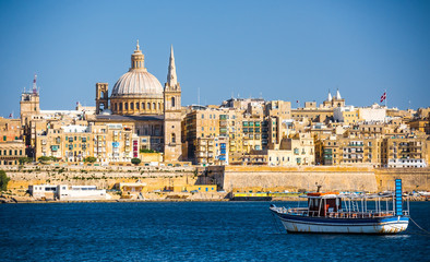 Obraz na płótnie Canvas view of Valletta from sea
