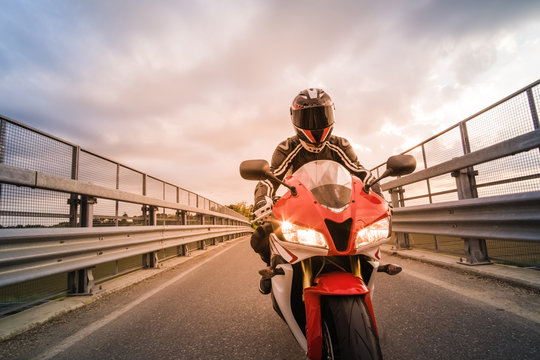 Fototapeta Motociclista su moto da strada 