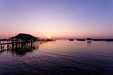 Obraz premium Rajskie wakacje tropikalne molo na morzu.