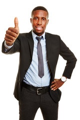 Afrikanischer Geschäftsmann hält Daumen hoch