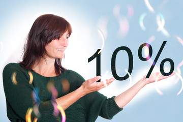 Frau hällt ein 10% Schild in der Hand