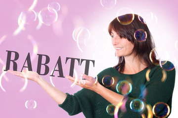 Frau hällt ein Rabatt Schild in der Hand