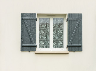 Weißes PVC Fenster mit Belüftung und Holzklappladen 