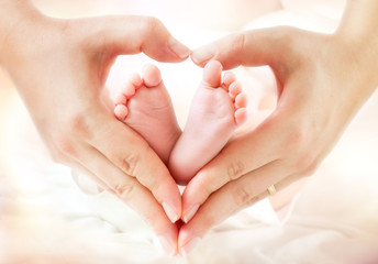 Obrazy na Szkle  stopy dziecka w rękach matki - kształt paleniska