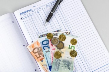Barkasse, Kassenbuch und Geldscheine