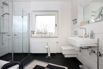 Kleines Badezimmer nach Renovierung