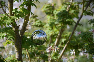 Silberne Weihnachtskugel in Stauch hängend