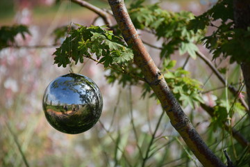 Silberne Weihnachtskugel in Stauch hängend
