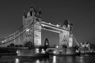 Tower Bridge illuminé la nuit en noir et blanc, Londres, Royaume-Uni