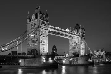 Photo sur Aluminium Noir et blanc Tower Bridge illuminé la nuit en noir et blanc, Londres, Royaume-Uni