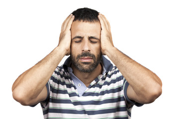 Un uomo durante un attacco di mal di testa