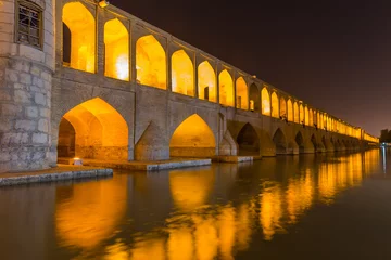 Cercles muraux Pont Khadjou ISFAHAN, IRAN - APRIL 28, 2015: unidentified people resting in t