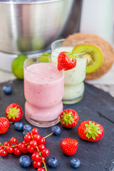 zwei verschiedene Smoothies