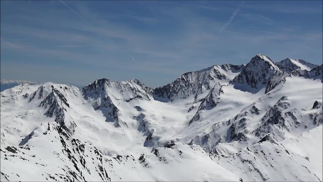 schneebedeckte sch&ouml;ne wei&szlig;e Gipfel der Alpen