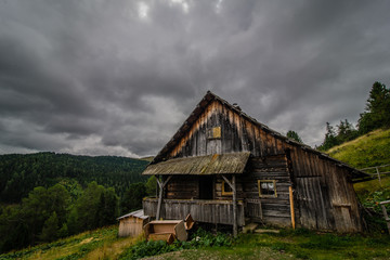 Die Almhütte vor dem Sturm