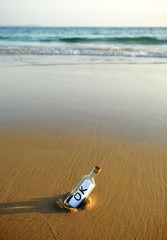 Botella en la playa con respuesta afirmativa, ok