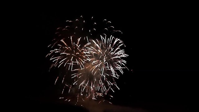 feuerwerk und raketen und schwarzer himmel nachts