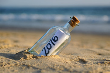 2016, una botella con un mensaje de a&ntilde;o nuevo