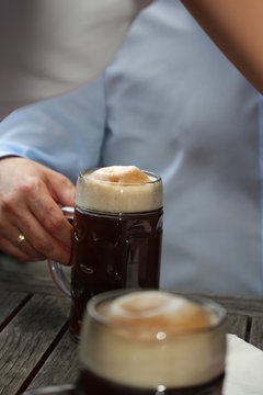 Einen Goa&szlig; trinken mit Freunden