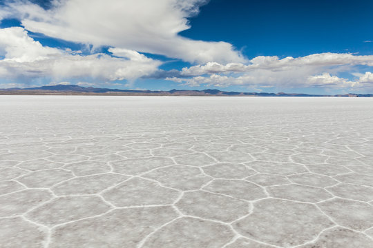 Bolivia: Superficie a rombi del deserto di sale Salares de Uyuni