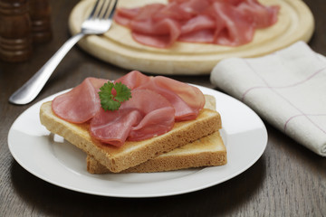 roher Schinken auf Toast