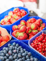 Frische Erdbeeren, Johannisbeeren und Blaubeeren in Schalen