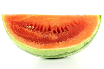 Viertel einer reifen Wassermelone isoliert auf weißem Hintergrund