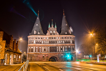 Fototapeta na wymiar Holstentor bei Nacht