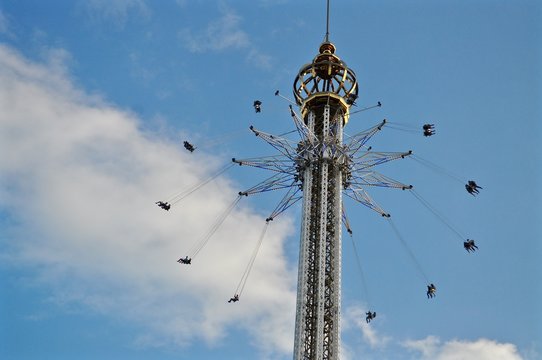 Kettenkarussell mit blauem Himmel.