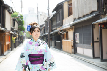 浴衣を着た女性