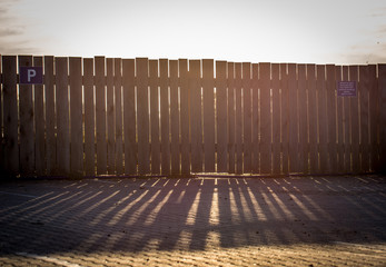 Absperrung der Mainzer Planke Nord im Sonnenaufgang