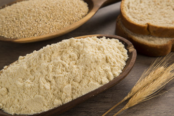 Portion of uncooked Quinoa and wey protein