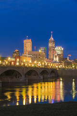 Fototapeta na wymiar Indianapolis skyline and the White River