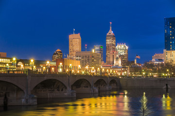Fototapeta premium Indianapolis skyline and the White River