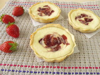 Kleine Quarkkuchen mit Erdbeerkonfitüre
