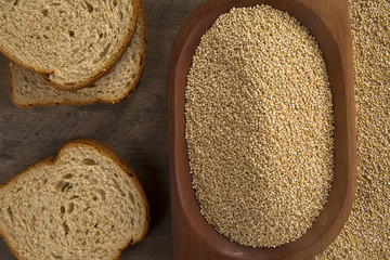 Portion of uncooked Quinoa and wey protein