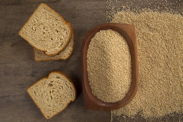 Portion of uncooked Quinoa and wey protein