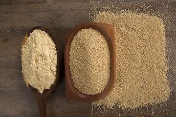 Portion of uncooked Quinoa and wey protein