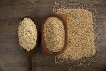 Portion of uncooked Quinoa and wey protein