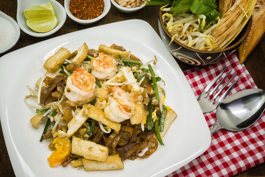Delicious Thai stir-fried rice noodles