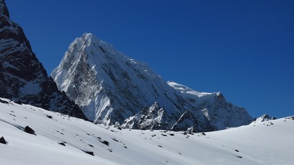Fototapeta na wymiar Peak of Cholatse, scene on the Cho La mountain pass trek
