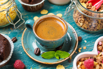 Naklejka premium Espresso in a blue bowl 