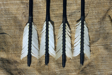 Стрелы лука на мешковине