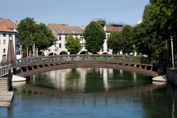 Fototapeta na wymiar Treviso, ponte dell'università sul Sile