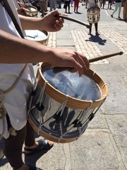 musicos tocando el tambor en la calle